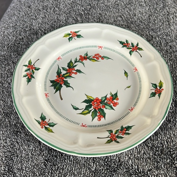 TABLETOPS UNLIMITED HOLLY BERRY PLATE - SALAD, DESERTS OR APPETIZERS - Picture 4 of 11